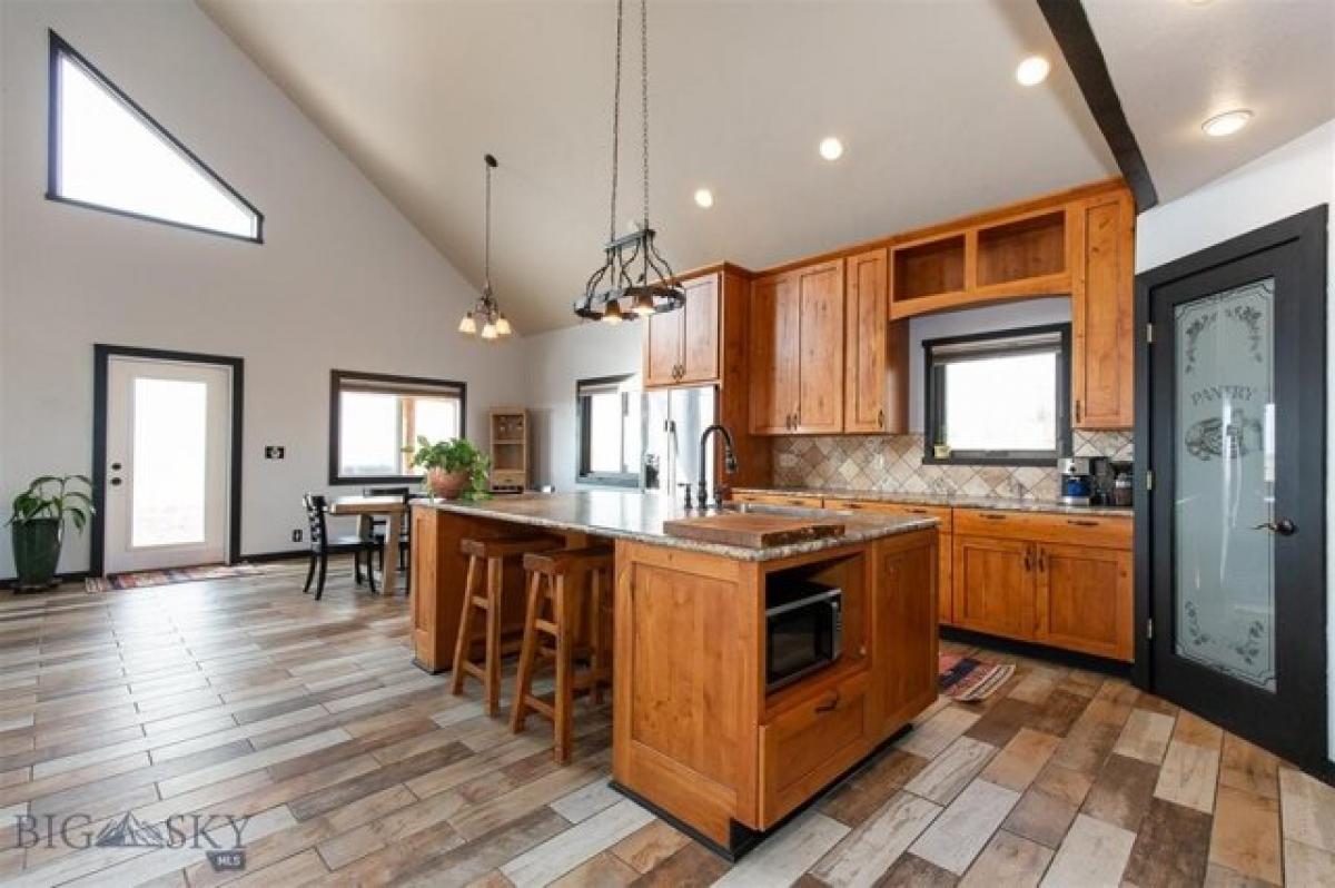 Picture of Home For Sale in Whitehall, Montana, United States