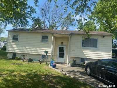 Home For Sale in Medford, New York