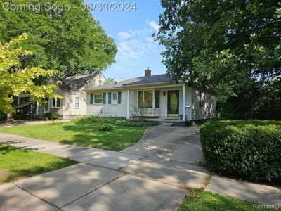 Home For Sale in Grosse Pointe Woods, Michigan