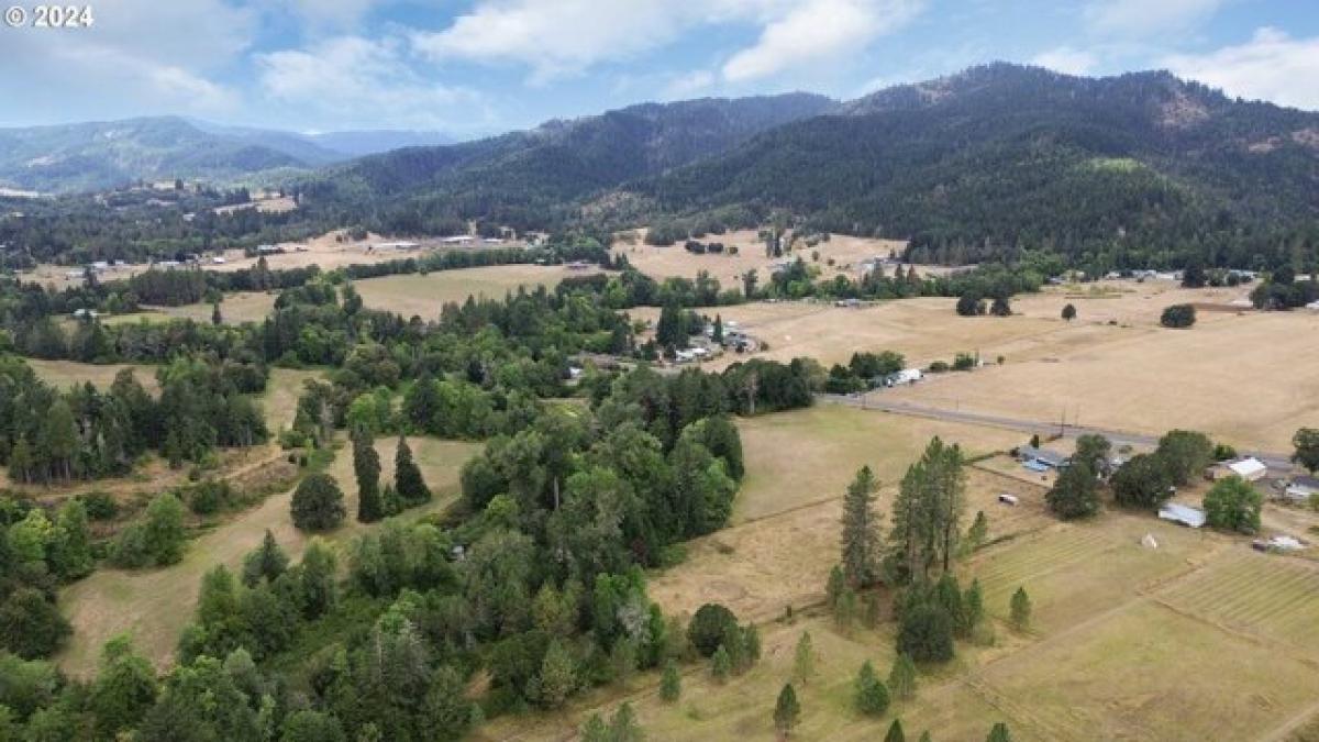 Picture of Home For Sale in Tenmile, Oregon, United States