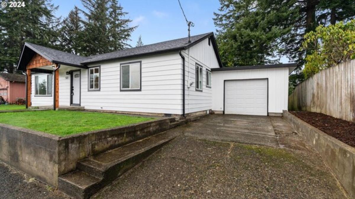 Picture of Home For Sale in Coos Bay, Oregon, United States