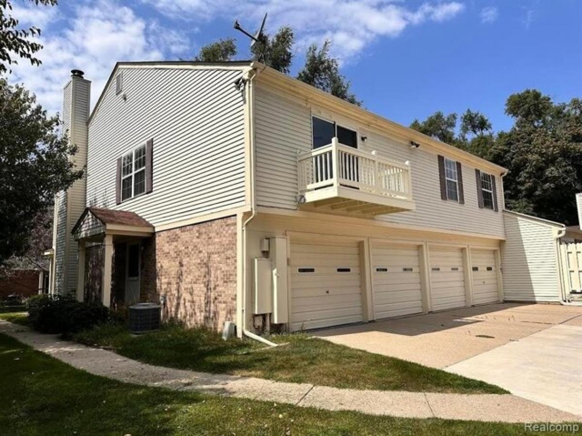 Picture of Home For Sale in Walled Lake, Michigan, United States