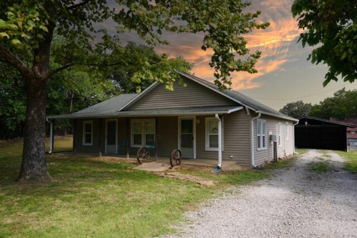 Picture of Home For Sale in Holdenville, Oklahoma, United States