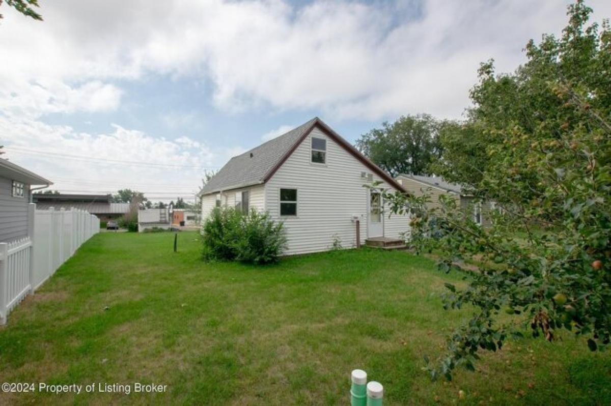 Picture of Home For Sale in Dickinson, North Dakota, United States