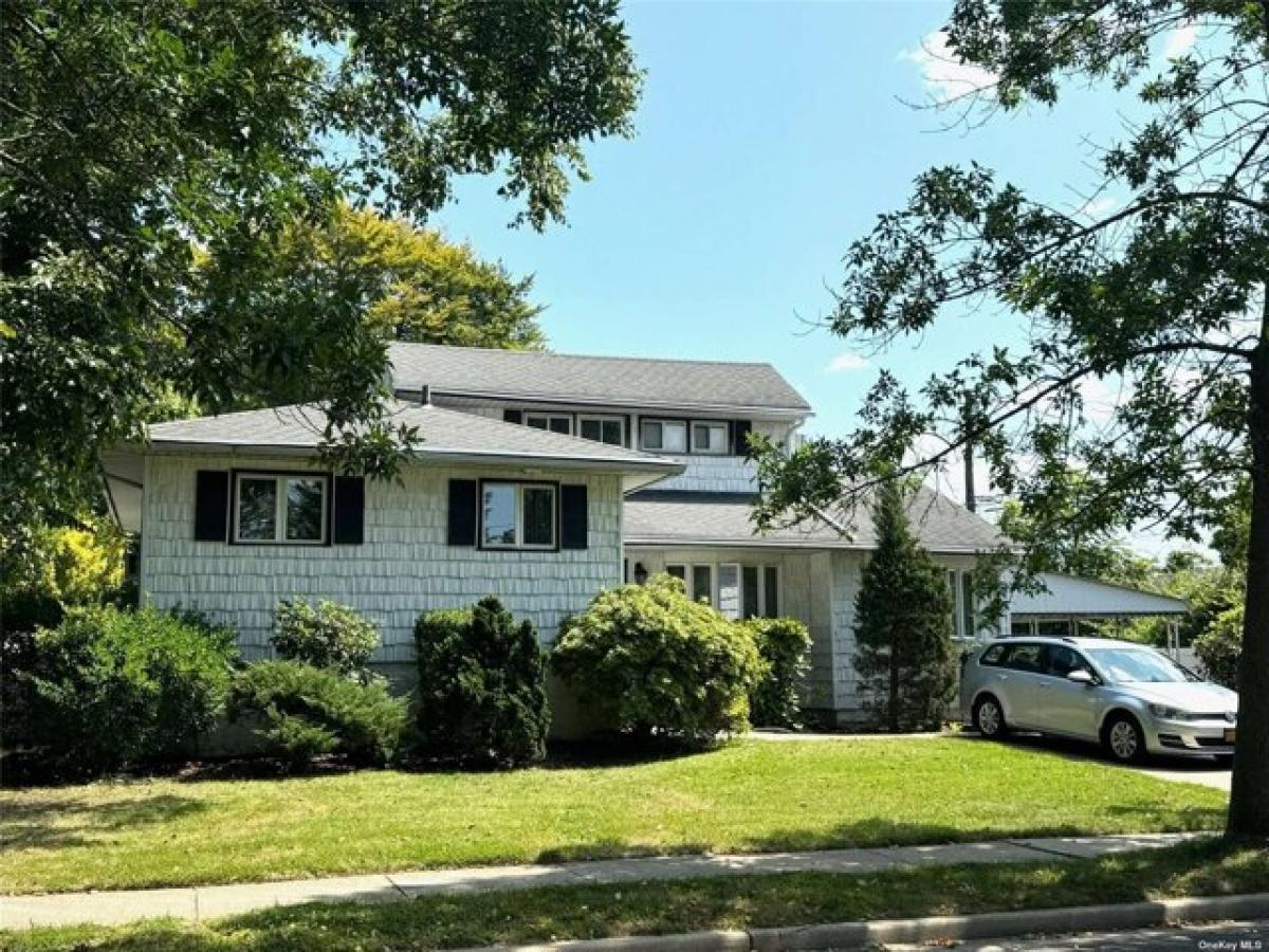 Picture of Home For Sale in Farmingdale, New York, United States