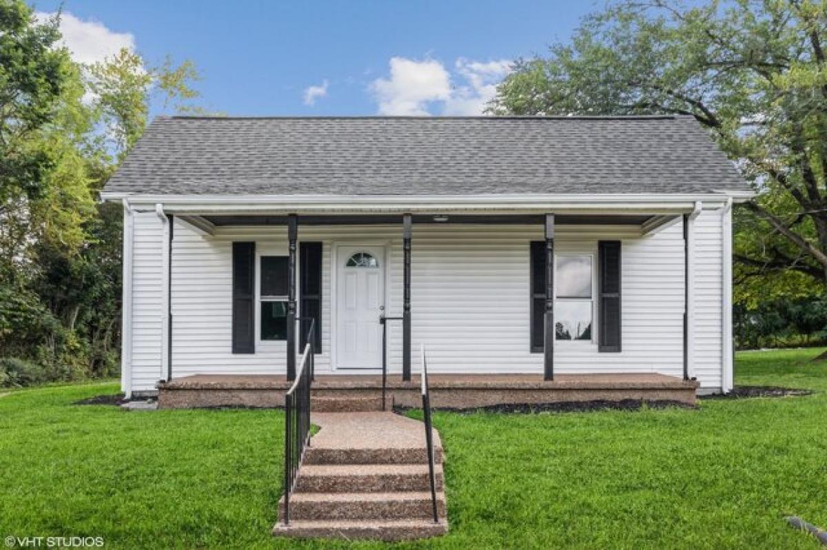 Picture of Home For Sale in Cedar Hill, Tennessee, United States