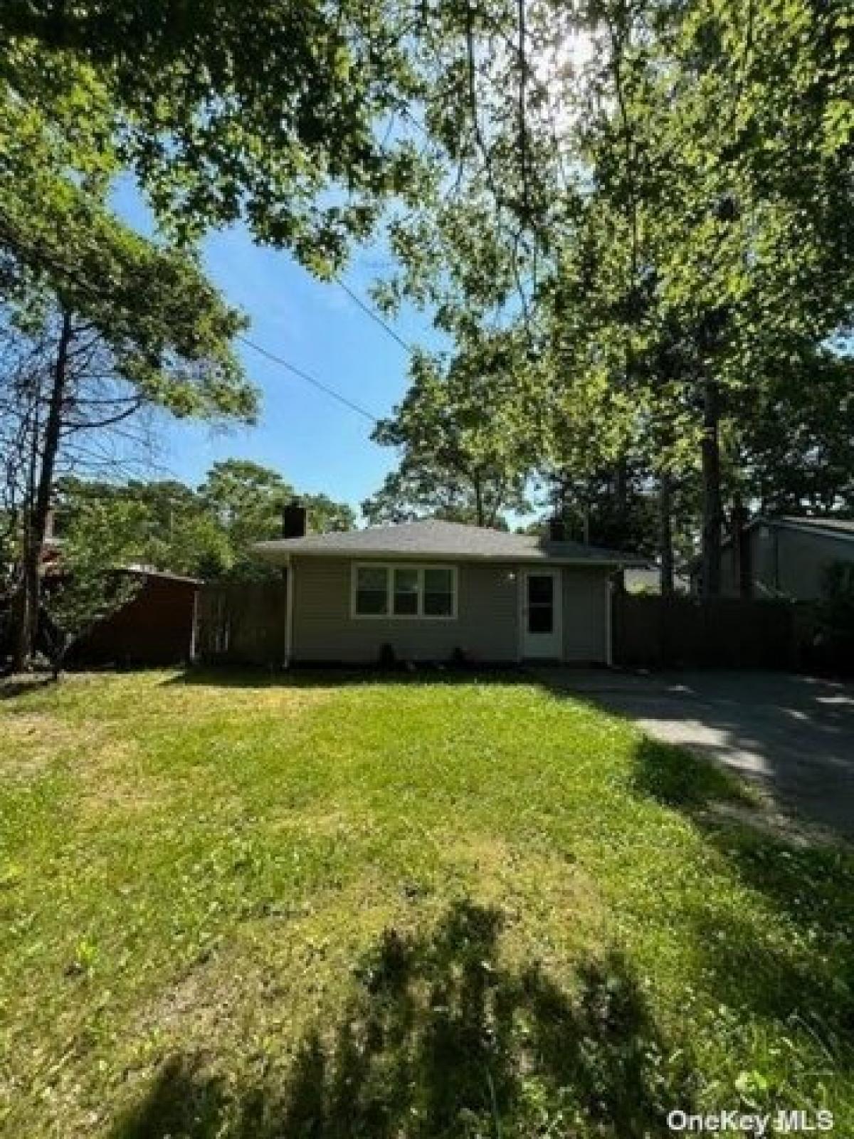 Picture of Home For Rent in Mastic, New York, United States