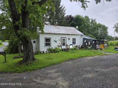 Home For Sale in Sprakers, New York