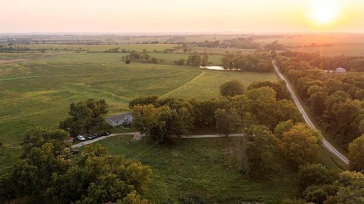 Picture of Home For Sale in Eskridge, Kansas, United States