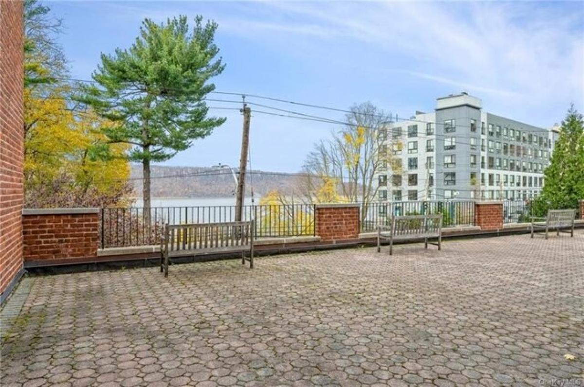 Picture of Home For Sale in Yonkers, New York, United States