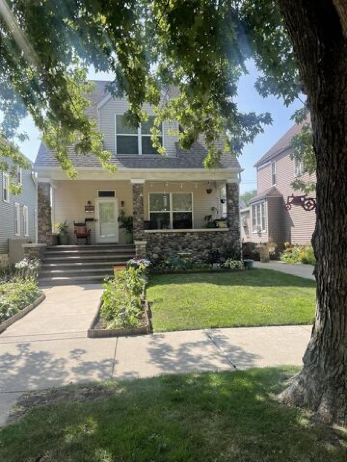 Picture of Home For Sale in Whiting, Indiana, United States