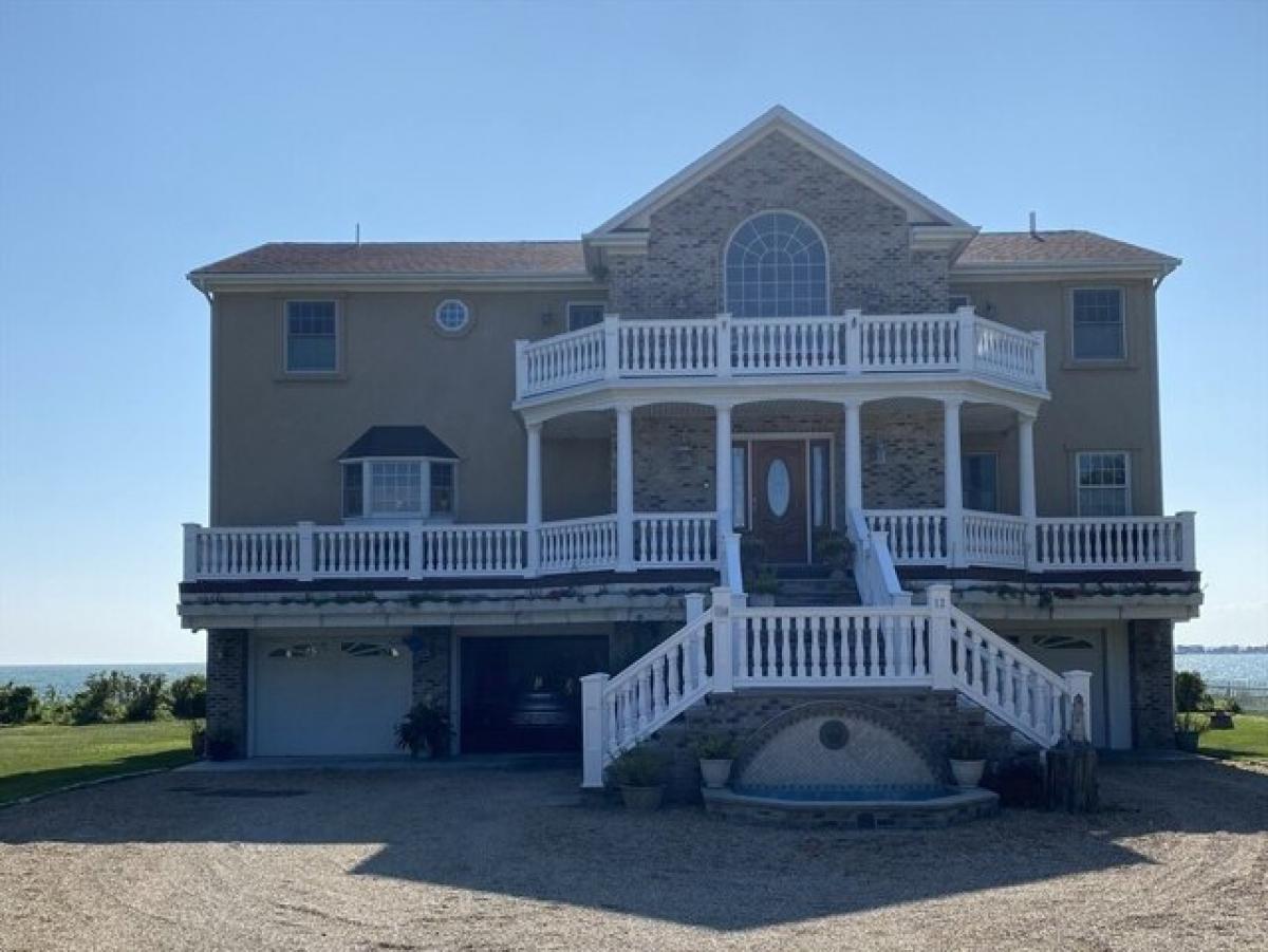 Picture of Home For Sale in Fairhaven, Massachusetts, United States