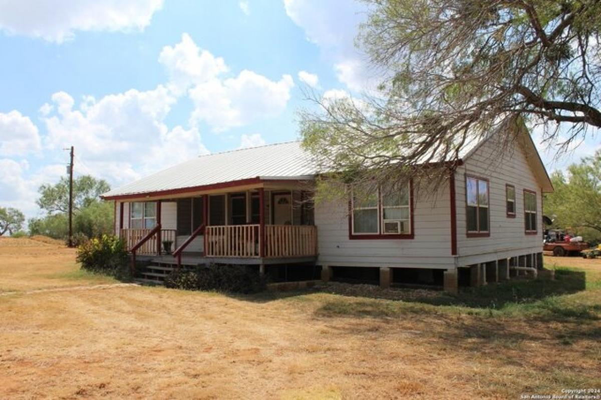 Picture of Home For Sale in Charlotte, Texas, United States