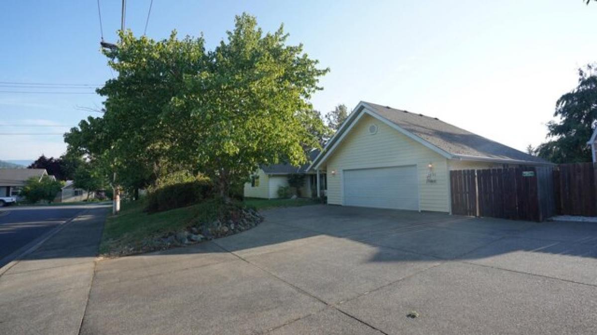 Picture of Home For Sale in Grants Pass, Oregon, United States