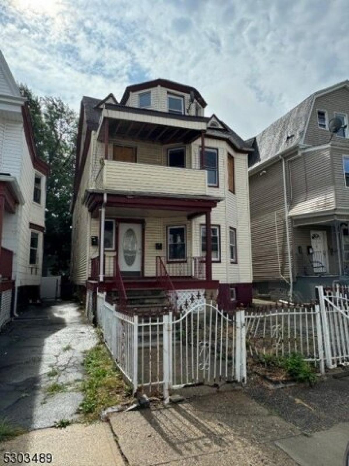 Picture of Home For Sale in East Orange, New Jersey, United States