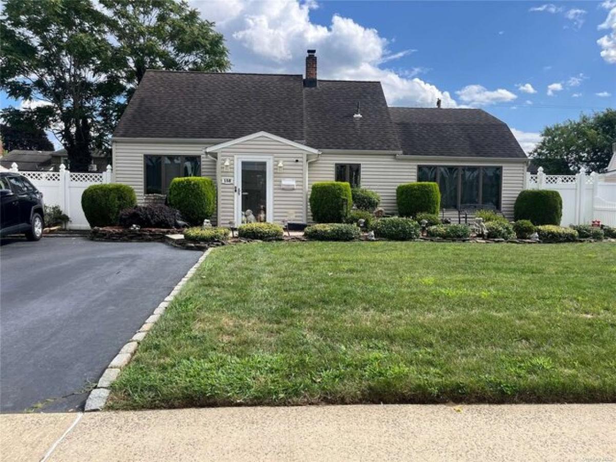 Picture of Home For Sale in Levittown, New York, United States