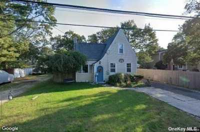 Home For Sale in Bay Shore, New York