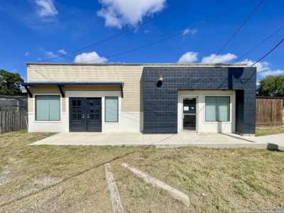 Home For Sale in Devine, Texas