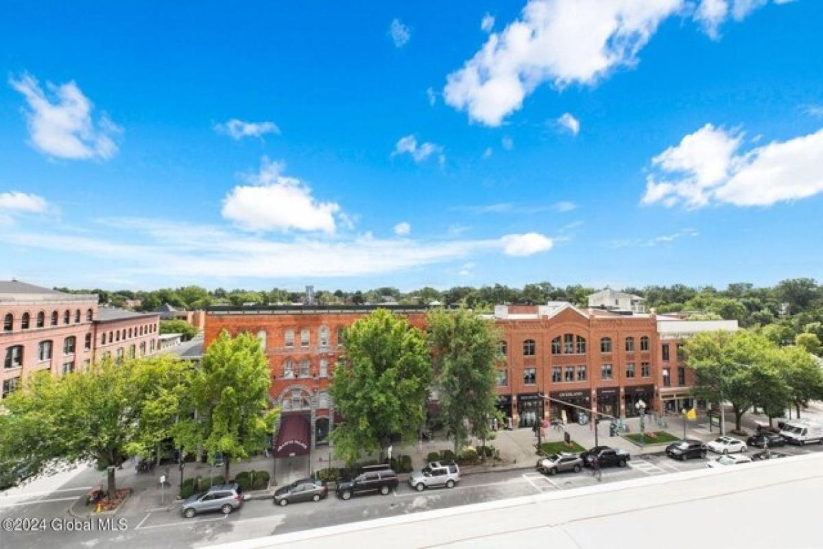 Picture of Home For Sale in Saratoga Springs, New York, United States