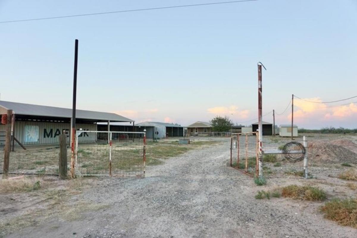 Picture of Home For Sale in Grandfalls, Texas, United States