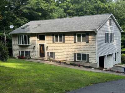 Home For Sale in Putnam Valley, New York