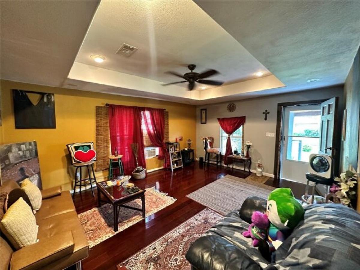 Picture of Home For Sale in Angleton, Texas, United States