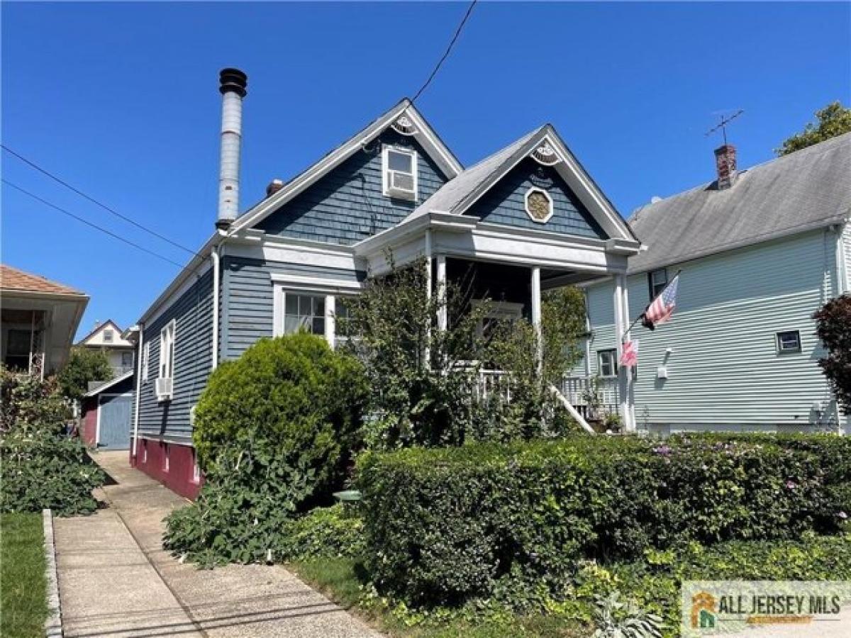 Picture of Home For Sale in Perth Amboy, New Jersey, United States