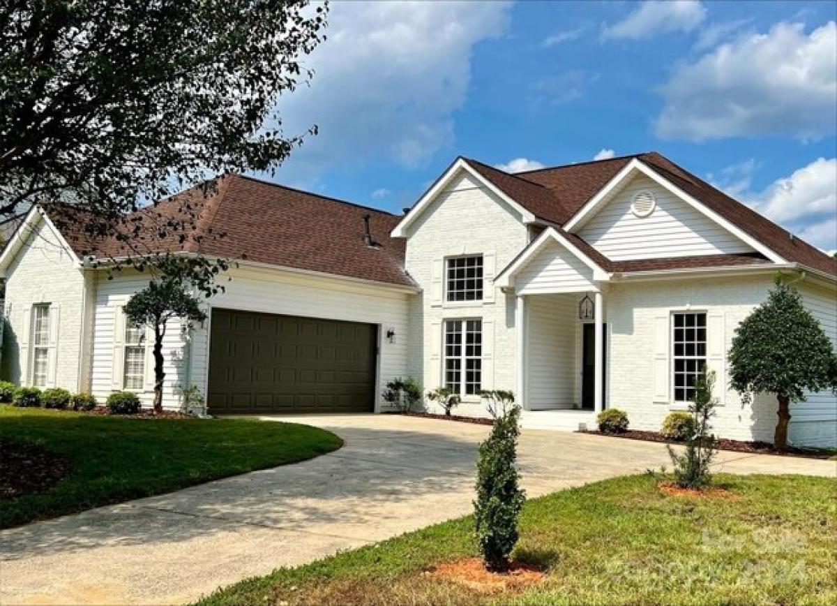 Picture of Home For Sale in Matthews, North Carolina, United States