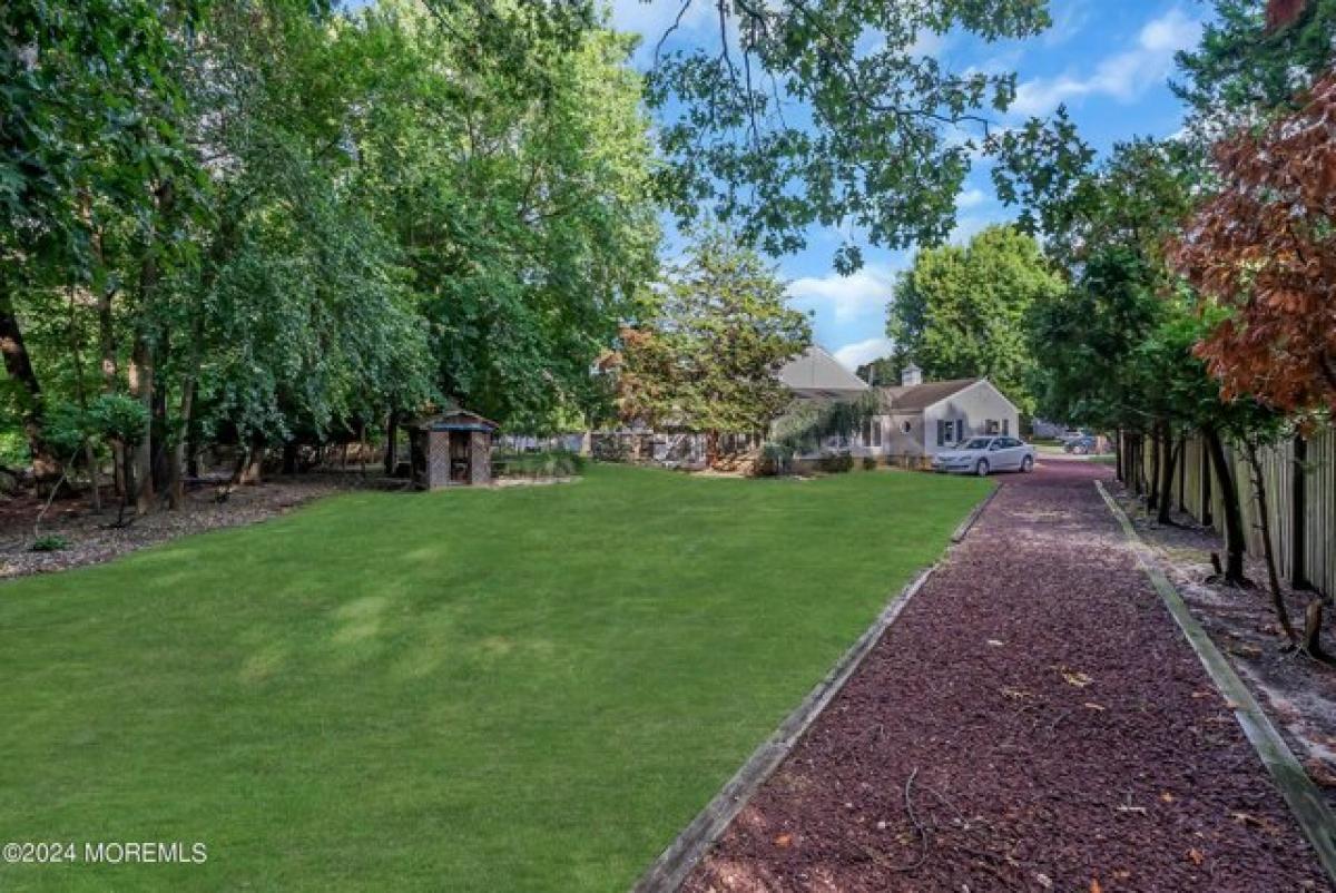 Picture of Home For Sale in Oakhurst, New Jersey, United States