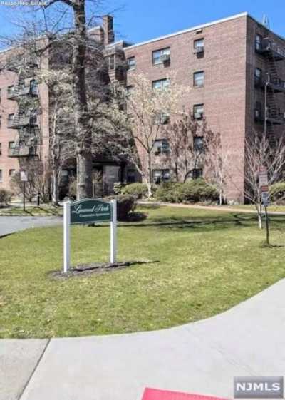 Home For Rent in Fort Lee, New Jersey