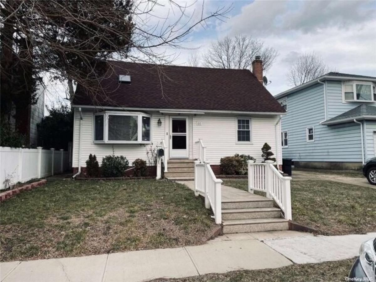 Picture of Home For Sale in New Hyde Park, New York, United States