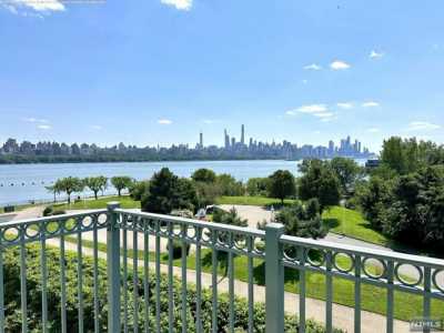 Home For Rent in Edgewater, New Jersey