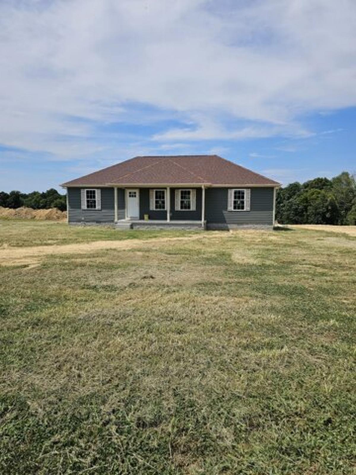 Picture of Home For Sale in Westmoreland, Tennessee, United States