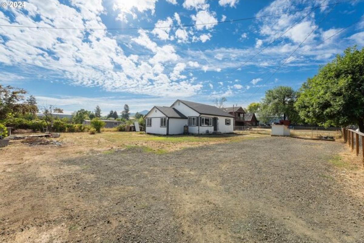 Picture of Home For Sale in Sutherlin, Oregon, United States