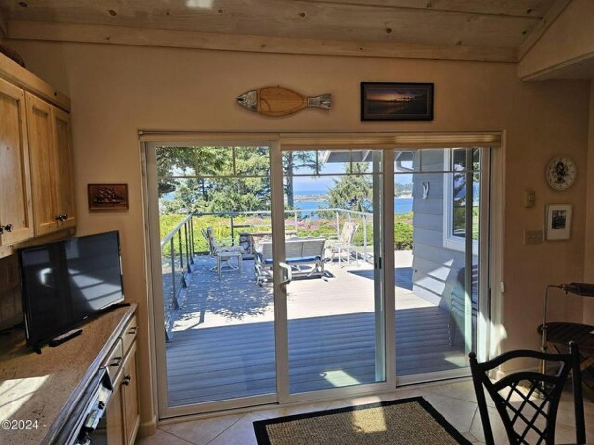 Picture of Home For Sale in Waldport, Oregon, United States