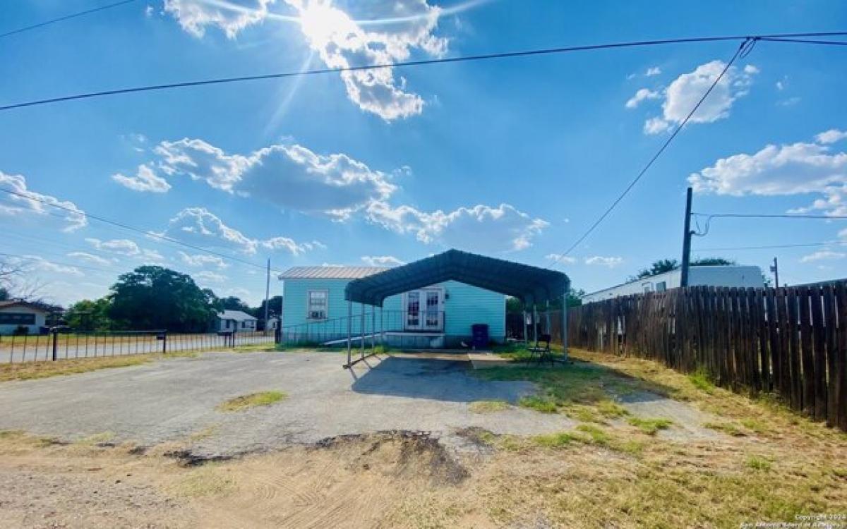 Picture of Home For Sale in Dilley, Texas, United States