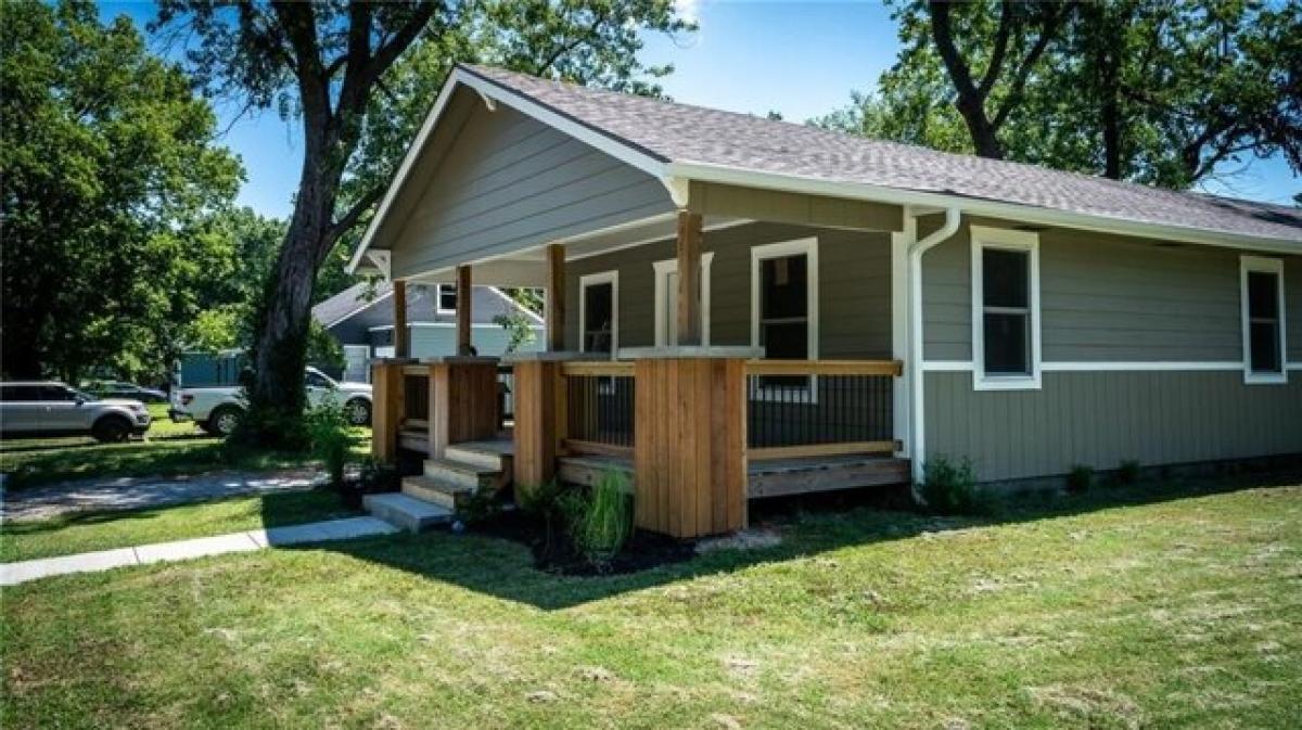 Picture of Home For Sale in Osawatomie, Kansas, United States