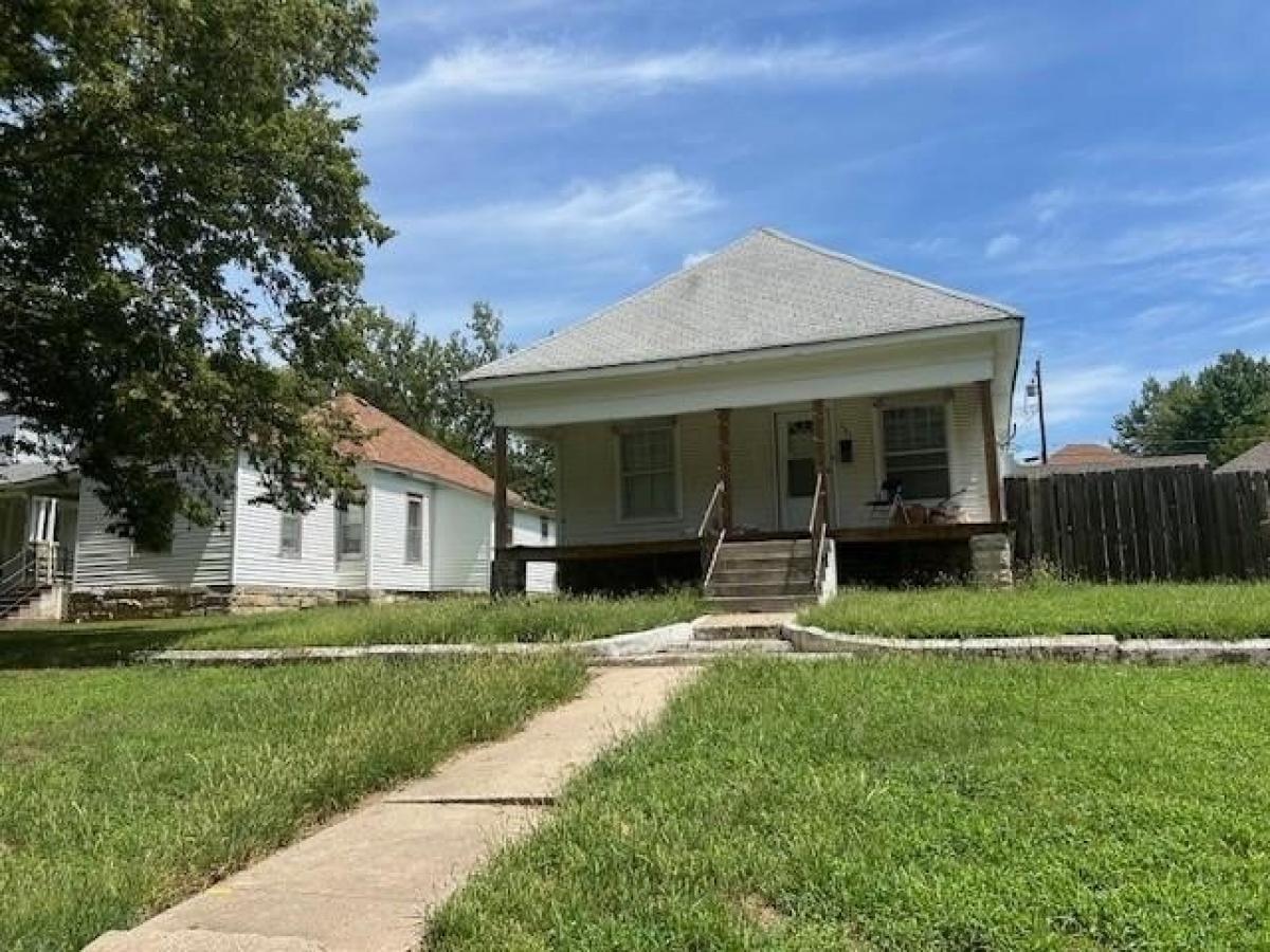 Picture of Home For Sale in Independence, Kansas, United States