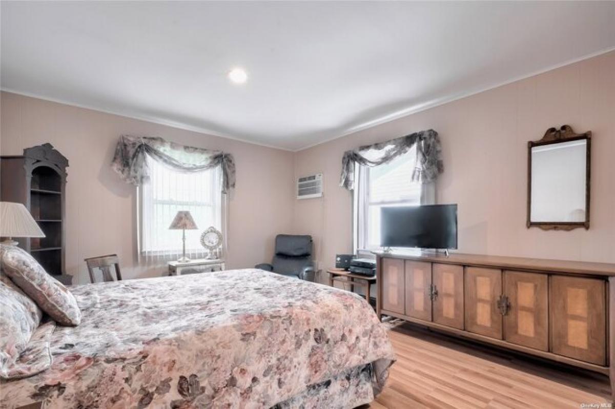 Picture of Home For Sale in Levittown, New York, United States