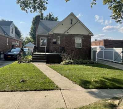 Home For Sale in Cambria Heights, New York