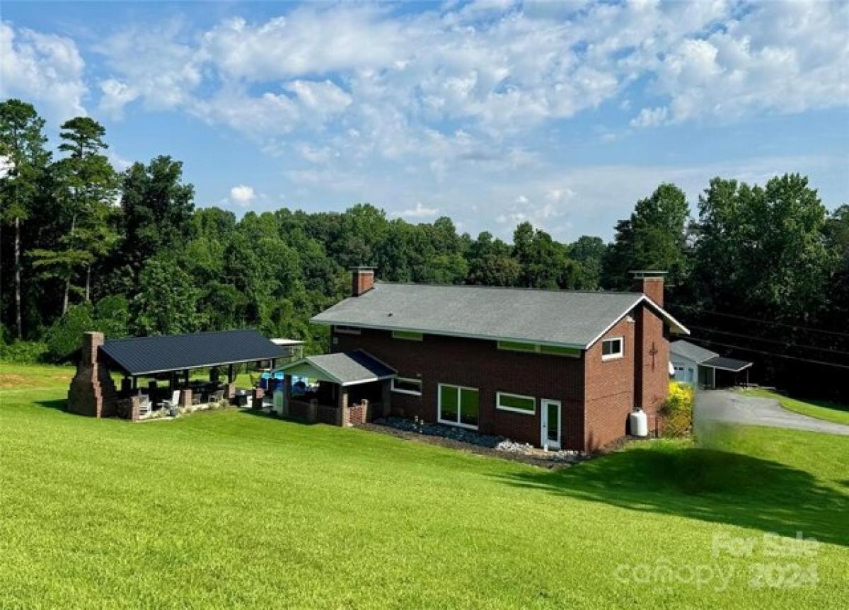 Picture of Home For Sale in Newton, North Carolina, United States