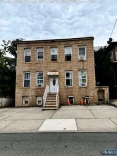 Home For Rent in Fort Lee, New Jersey