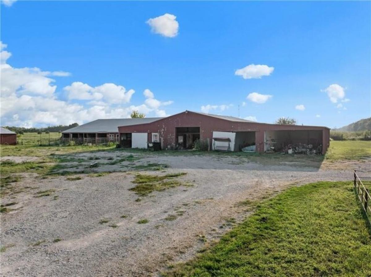 Picture of Home For Sale in Louisburg, Kansas, United States