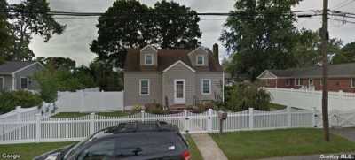 Home For Sale in Lindenhurst, New York