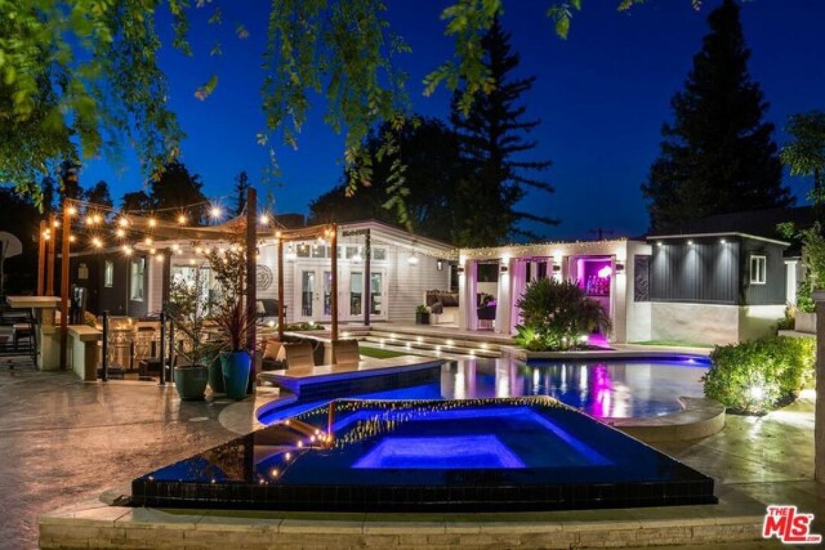 Picture of Home For Sale in Woodland Hills, California, United States