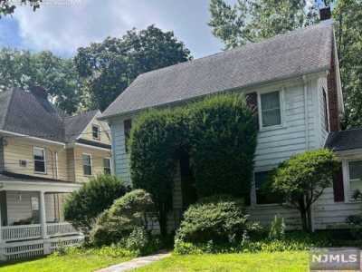 Home For Sale in Leonia, New Jersey