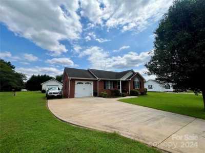 Home For Sale in Lincolnton, North Carolina