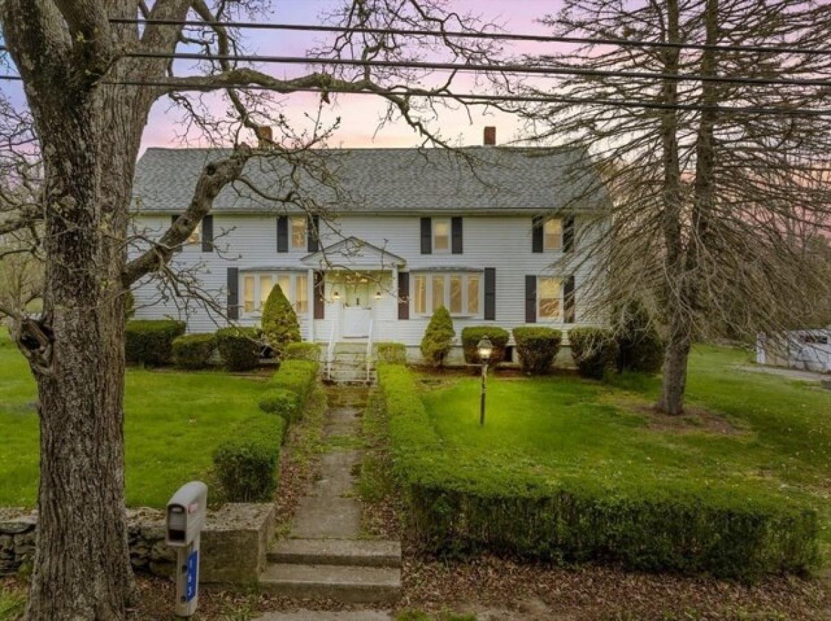 Picture of Home For Sale in Taunton, Massachusetts, United States