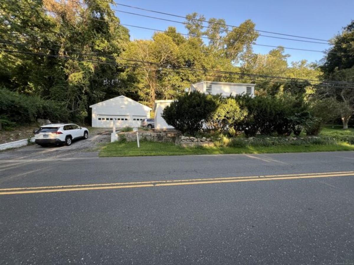 Picture of Home For Sale in New Fairfield, Connecticut, United States