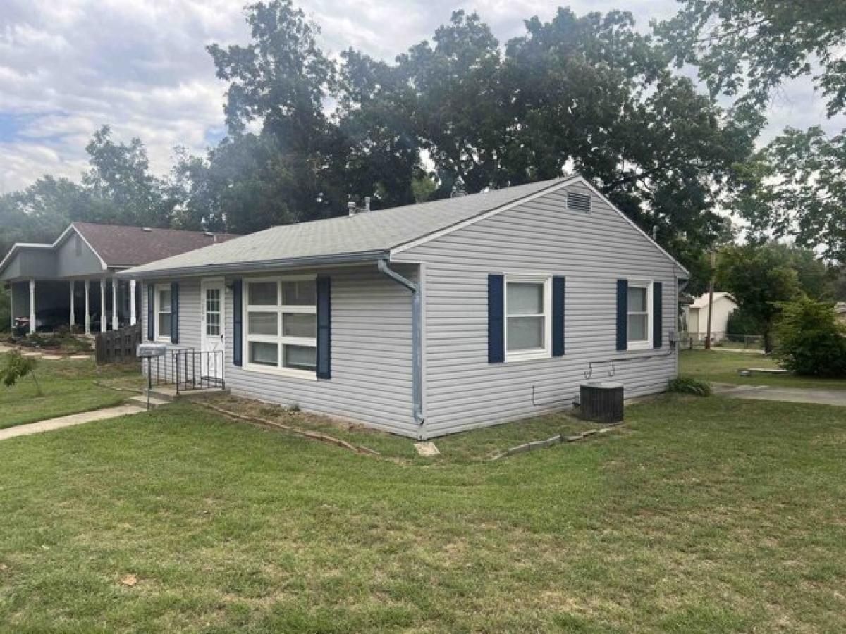 Picture of Home For Sale in Arkansas City, Kansas, United States